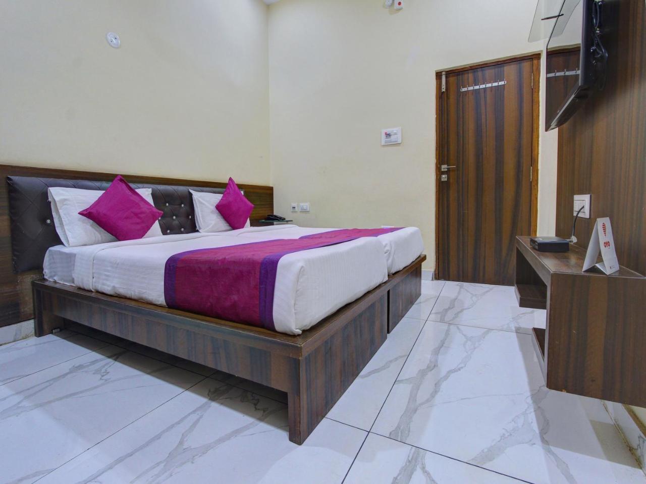 Hotel Oyo 7627 Royal Plaza Hyderabad Exterior foto