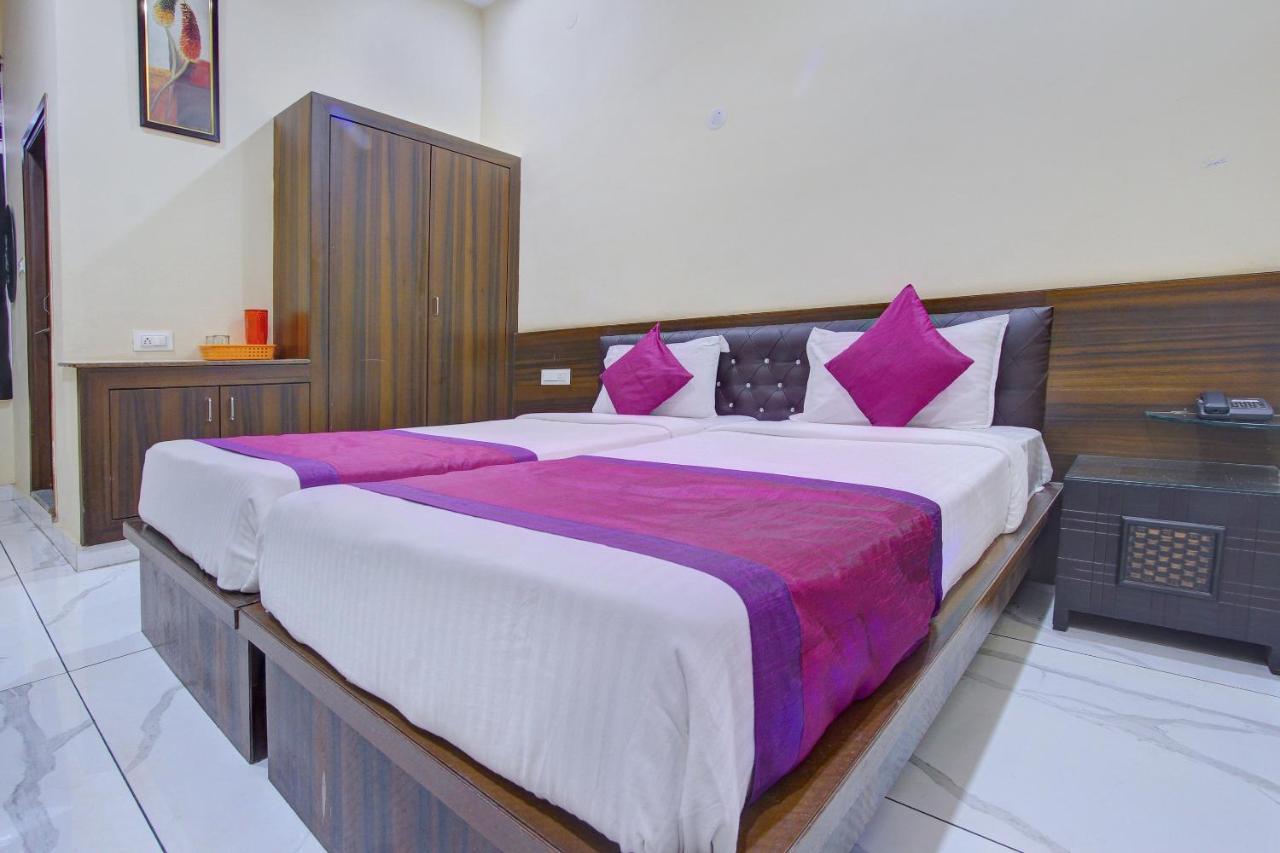 Hotel Oyo 7627 Royal Plaza Hyderabad Exterior foto